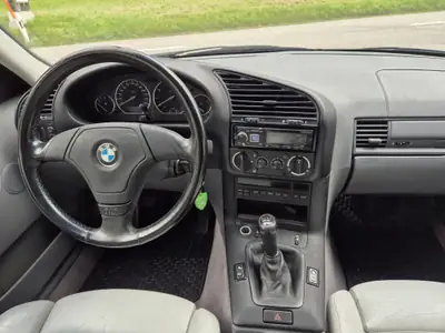 BMW 328i 1995 — Berline sportive de référence, 193 ch et transmission manuelle — Miniatur 15