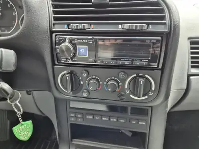 BMW 328i 1995 — Berline sportive de référence, 193 ch et transmission manuelle — Miniatur 16