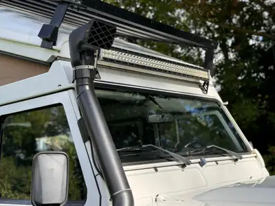 Land Rover Defender 110 2.4 Td4 — Le SUV robuste sans compromis, 130 000 km — arrière