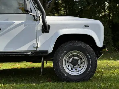 Land Rover Defender 110 2.4 Td4 — Le SUV robuste sans compromis, 130 000 km — côté