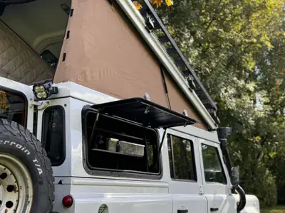 Land Rover Defender 110 2.4 Td4 — Le SUV robuste sans compromis, 130 000 km — intérieur
