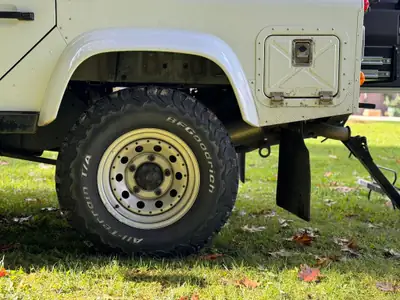 Land Rover Defender 110 2.4 Td4 — Le SUV robuste sans compromis, 130 000 km — Miniature 11