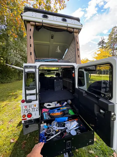 Land Rover Defender 110 2.4 Td4 — Le SUV robuste sans compromis, 130 000 km — Miniature 14