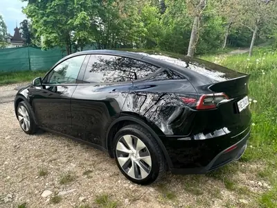 Tesla Model Y Long Range — SUV électrique performant, 79 800 km, freinage régénératif — intérieur