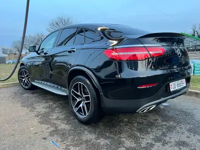 Mercedes-Benz GLC 43 AMG Coupé — Performance 367 ch, Design élégant noir métallisé — vista posteriore