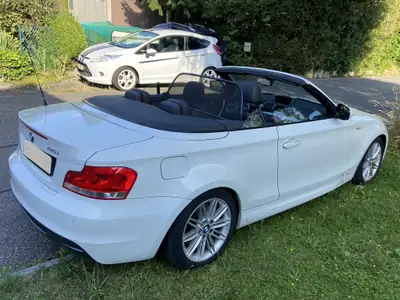 BMW 135i Cabrio DSG — Roadster sportif 306 ch, cabriolet blanc immaculé — vista esterna