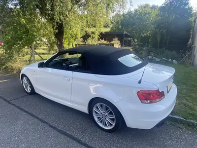 BMW 135i Cabrio DSG — Roadster sportif 306 ch, cabriolet blanc immaculé — vista posteriore