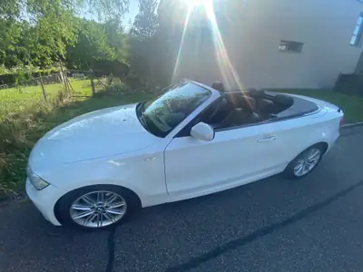 BMW 135i Cabrio DSG — Roadster sportif 306 ch, cabriolet blanc immaculé — cruscotto