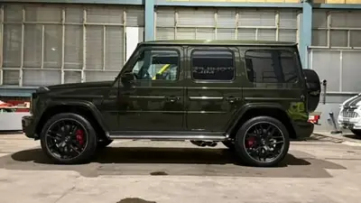 Mercedes-Benz G 63 AMG — Le SUV légendaire aux 585 ch, vert métallisé — rear view