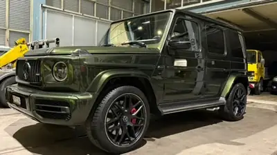Mercedes-Benz G 63 AMG — Le SUV légendaire aux 585 ch, vert métallisé — side view
