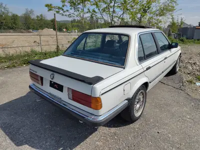 BMW 324d 1986 — Berline diesel classique, entretien impeccable, très faible kilométrage — fianco