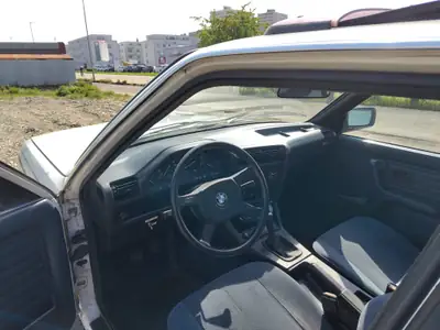 BMW 324d 1986 — Berline diesel classique, entretien impeccable, très faible kilométrage — vista posteriore