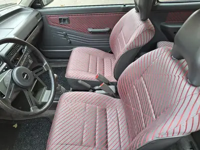 Mazda 121 1.3 LX Canvas Top — Rare youngtimer des années 80, état d'origine impeccable — tableau de bord