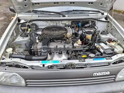 Mazda 121 1.3 LX Canvas Top — Rare youngtimer des années 80, état d'origine impeccable — intérieur