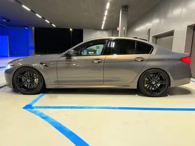 BMW M5 xDrive Drivelogic — 600 ch de pure performance, freins carbone-céramique — vista posteriore