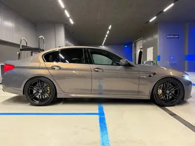 BMW M5 xDrive Drivelogic — 600 ch de pure performance, freins carbone-céramique — interni