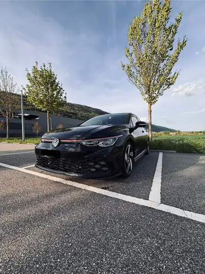 VW Golf VIII GTI — 245 ch, noire élégante, sans sinistre et bien équipée — Heckansicht