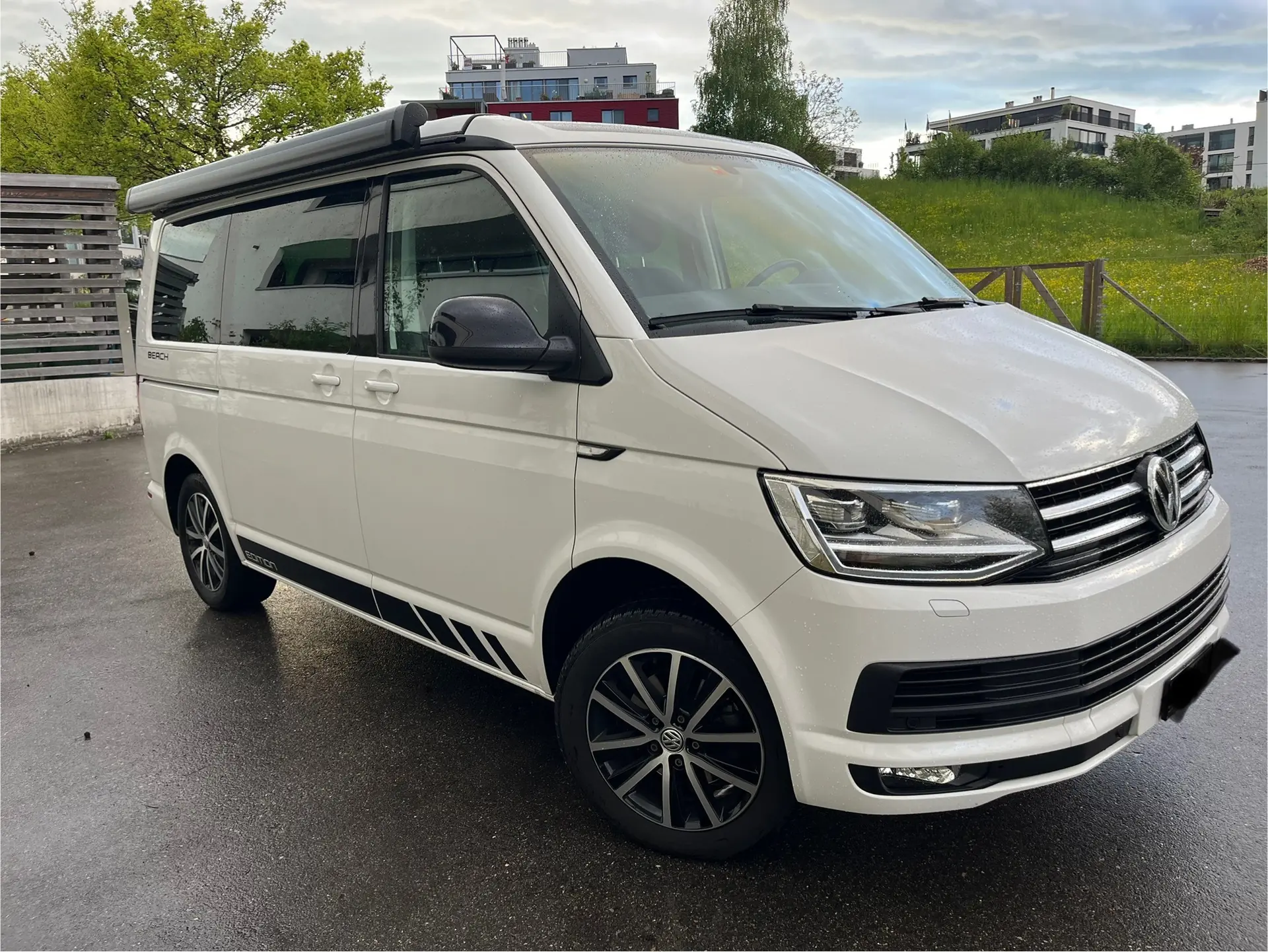 VW T6 California Beach — Le camping-car aménagé pour l'aventure en famille — Außenansicht