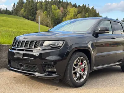 Jeep Grand Cherokee 6.4 V8 HEMI SRT8 — Muscle SUV américain, 468 ch et faible kilométrage — vue extérieure