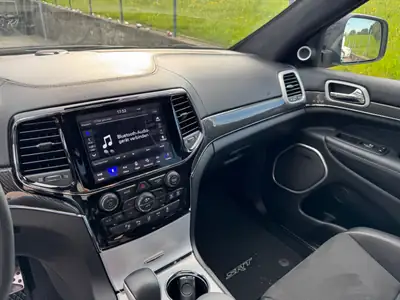 Jeep Grand Cherokee 6.4 V8 HEMI SRT8 — Muscle SUV américain, 468 ch et faible kilométrage — Miniature 11