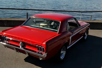 Ford Mustang Coupé 1967 — Icône américaine, 200 ch authentiques — Seitenansicht