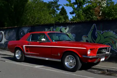 Ford Mustang Coupé 1967 — Icône américaine, 200 ch authentiques — Heckansicht