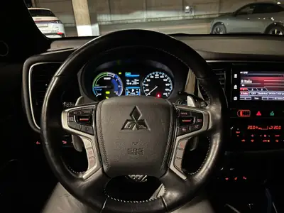 Mitsubishi Outlander PHEV Diamond S-Edition — SUV hybride rechargeable 4x4, sans accident — detail