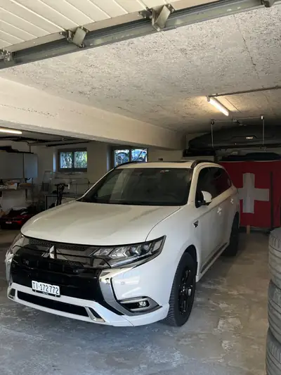 Mitsubishi Outlander PHEV Diamond S-Edition — SUV hybride rechargeable 4x4, sans accident — interior
