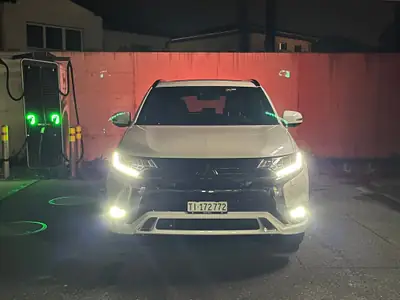 Mitsubishi Outlander PHEV Diamond S-Edition — SUV hybride rechargeable 4x4, sans accident — Thumbnail 8