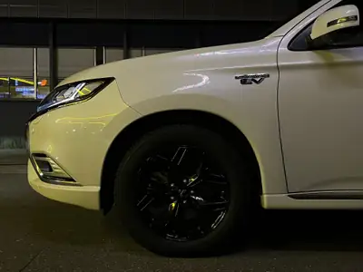 Mitsubishi Outlander PHEV Diamond S-Edition — SUV hybride rechargeable 4x4, sans accident — Thumbnail 9