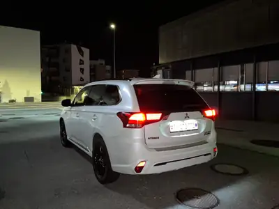 Mitsubishi Outlander PHEV Diamond S-Edition — SUV hybride rechargeable 4x4, sans accident — Thumbnail 11