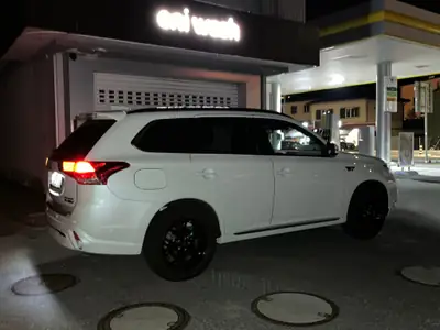 Mitsubishi Outlander PHEV Diamond S-Edition — SUV hybride rechargeable 4x4, sans accident — Thumbnail 10