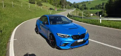BMW M2 CS 2021 — Coupé haute performance, 43 900 km, bleu métallisé — fianco