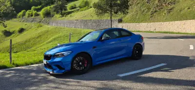 BMW M2 CS 2021 — Coupé haute performance, 43 900 km, bleu métallisé — vista posteriore