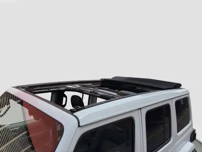 Jeep Wrangler Unlimited Sahara — Toit panoramique Sky one-touch, 4x4 intégral, essence automatique — Miniature 9