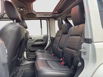 Jeep Wrangler Unlimited Sahara — Toit panoramique Sky one-touch, 4x4 intégral, essence automatique — Miniature 12