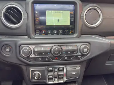 Jeep Wrangler Unlimited Sahara — Toit panoramique Sky one-touch, 4x4 intégral, essence automatique — Miniature 15