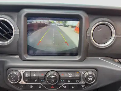 Jeep Wrangler Unlimited Sahara — Toit panoramique Sky one-touch, 4x4 intégral, essence automatique — Miniature 14