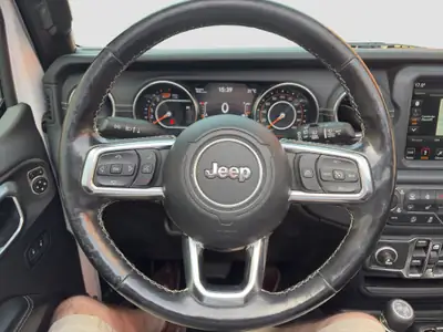 Jeep Wrangler Unlimited Sahara — Toit panoramique Sky one-touch, 4x4 intégral, essence automatique — Miniature 16