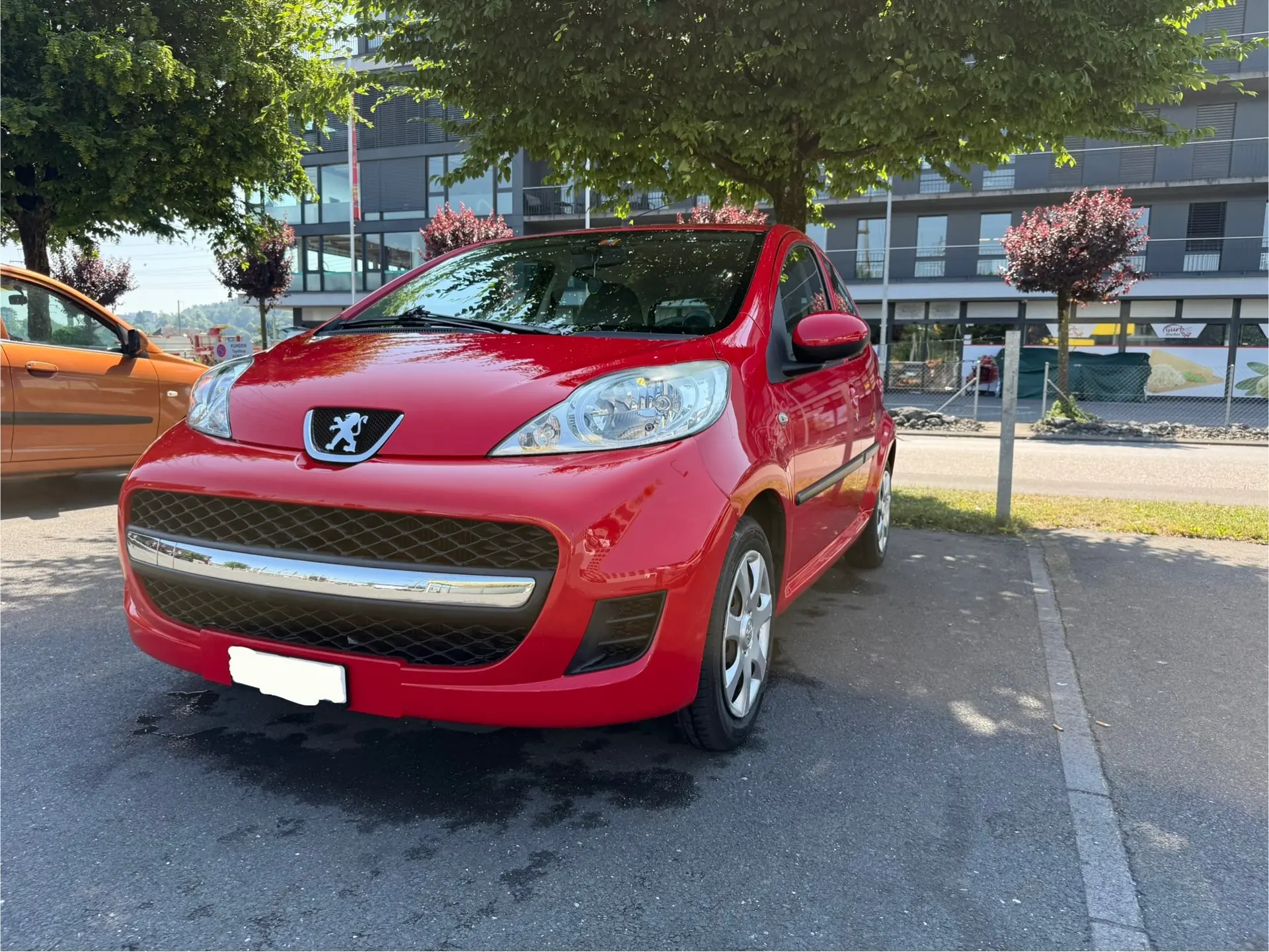 Peugeot 107 1.0 Trendy — Citadine économique avec GPS et caméra de recul — vue extérieure
