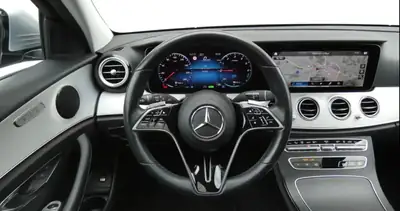 Mercedes-Benz E 200 Avantgarde — Break élégant 4WD, 175'000 km, sans sinistre — fianco