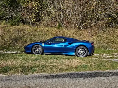 Ferrari F8 Spider — Cabriolet V12 720 ch, 8 800 km, garantie constructeur — dashboard