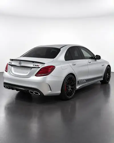 Mercedes-Benz C 63 AMG — Performance extrême et prestige sportif — côté