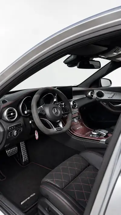 Mercedes-Benz C 63 AMG — Performance extrême et prestige sportif — tableau de bord
