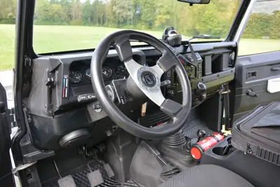 Land Rover Defender 2003 — Le mythe du tout-terrain robuste, diesel fiable — Miniatur 9
