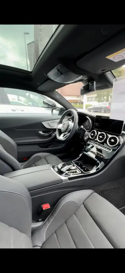 Mercedes-Benz C 200 Coupé AMG Line 4Matic — Élégance sportive et technologie hybride — intérieur
