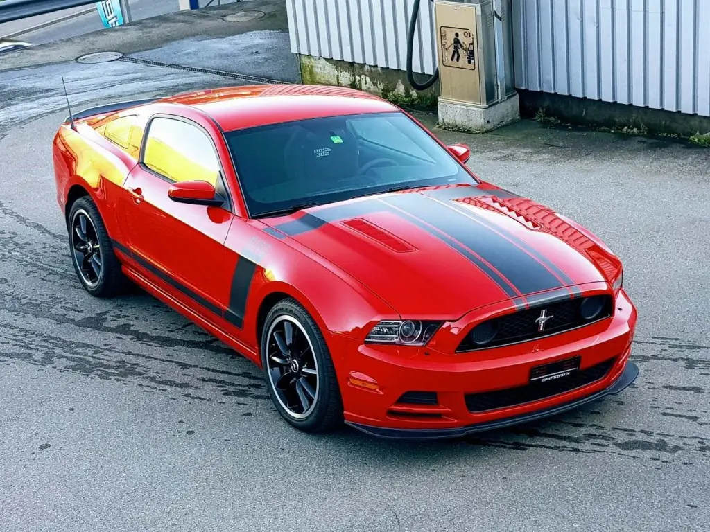 Ford Mustang Boss 302 — Muscle car légendaire, 450 ch et boîte manuelle — vista esterna