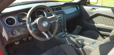 Ford Mustang Boss 302 — Muscle car légendaire, 450 ch et boîte manuelle — vista posteriore