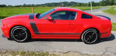Ford Mustang Boss 302 — Muscle car légendaire, 450 ch et boîte manuelle — fianco