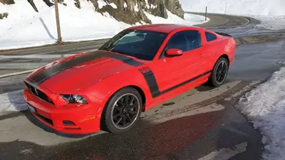 Ford Mustang Boss 302 — Muscle car légendaire, 450 ch et boîte manuelle — Miniatura 9